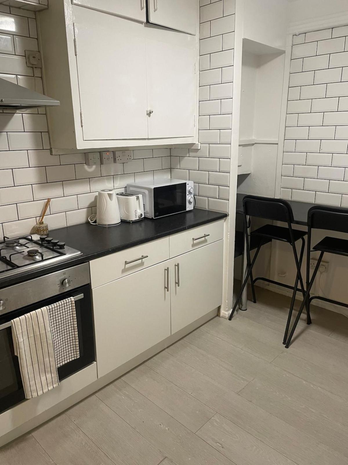 Cosy Ground Floor Flat Next To The Tube *