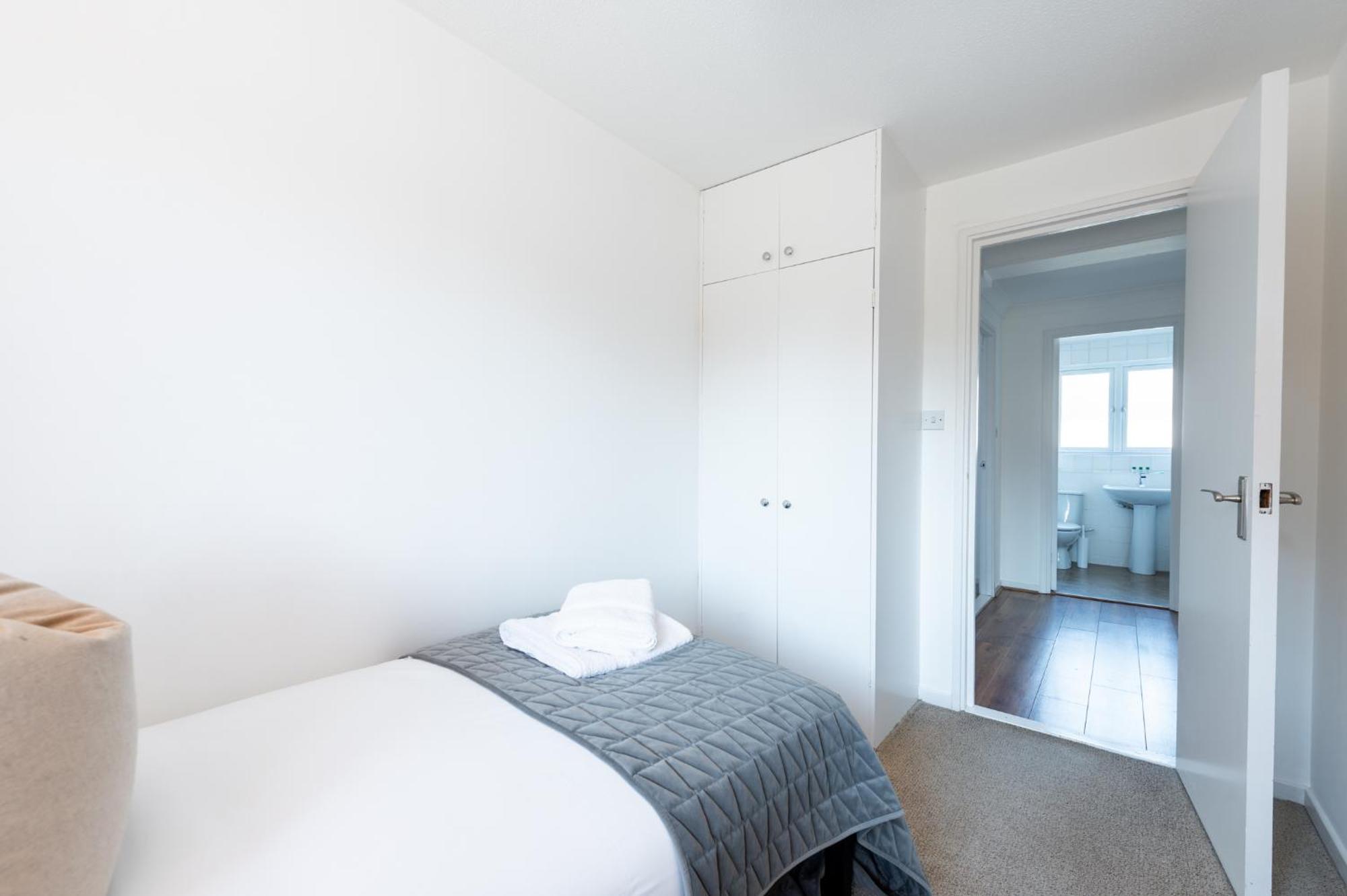 Capital Modern Two Bedroom In Wimbledon Apartment *