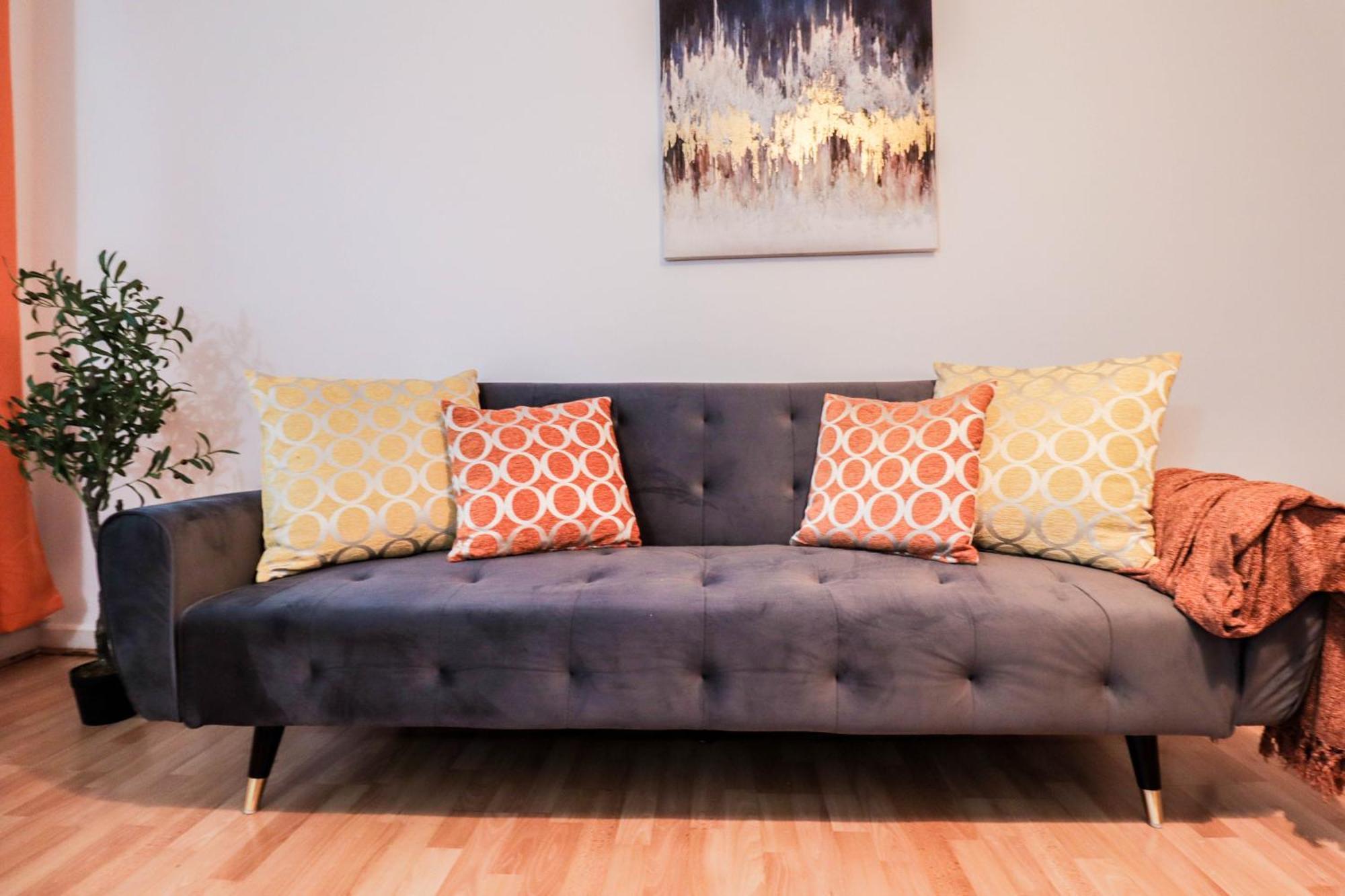Apartment Well-Presented 3-Bedroom Flat! Great Location! *