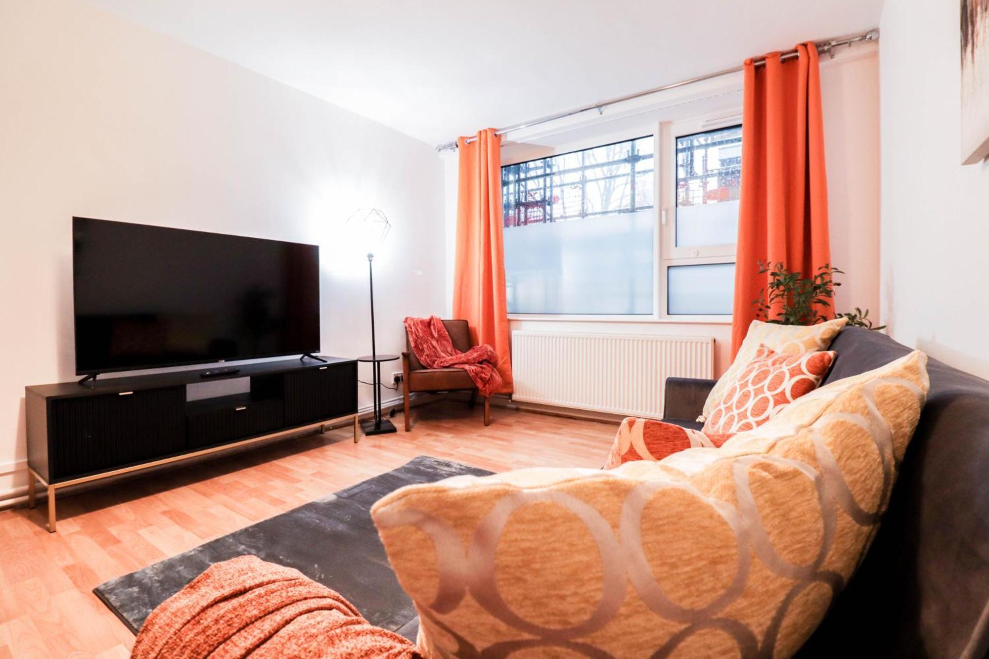 Well-Presented 3-Bedroom Flat! Great Location! *