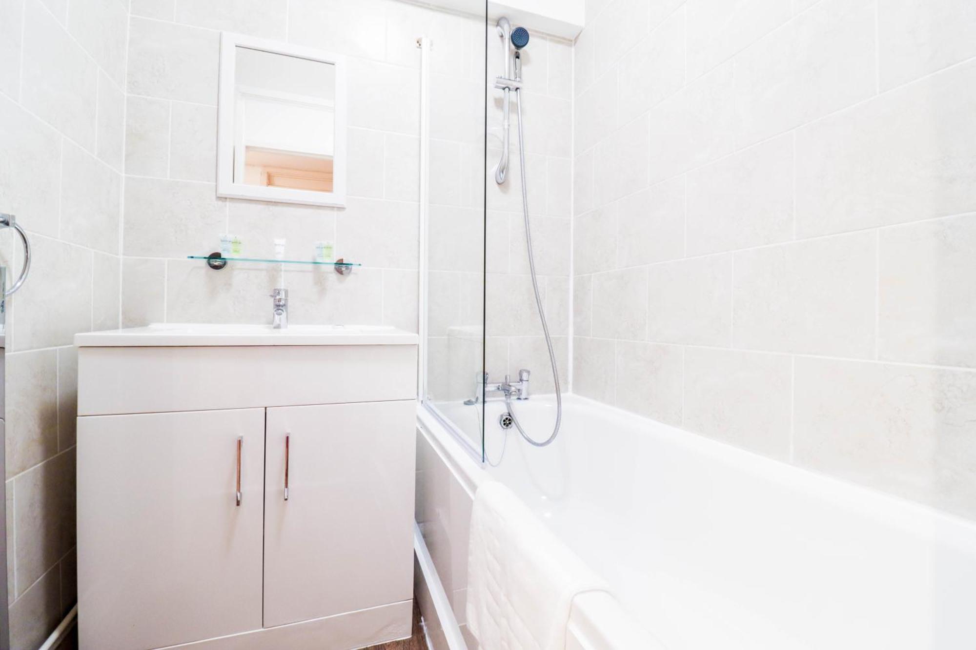 Well-Presented 3-Bedroom Flat! Great Location! *