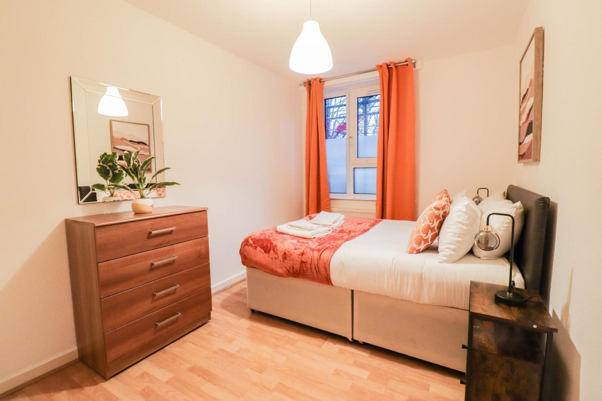 Apartment Well-Presented 3-Bedroom Flat! Great Location! *