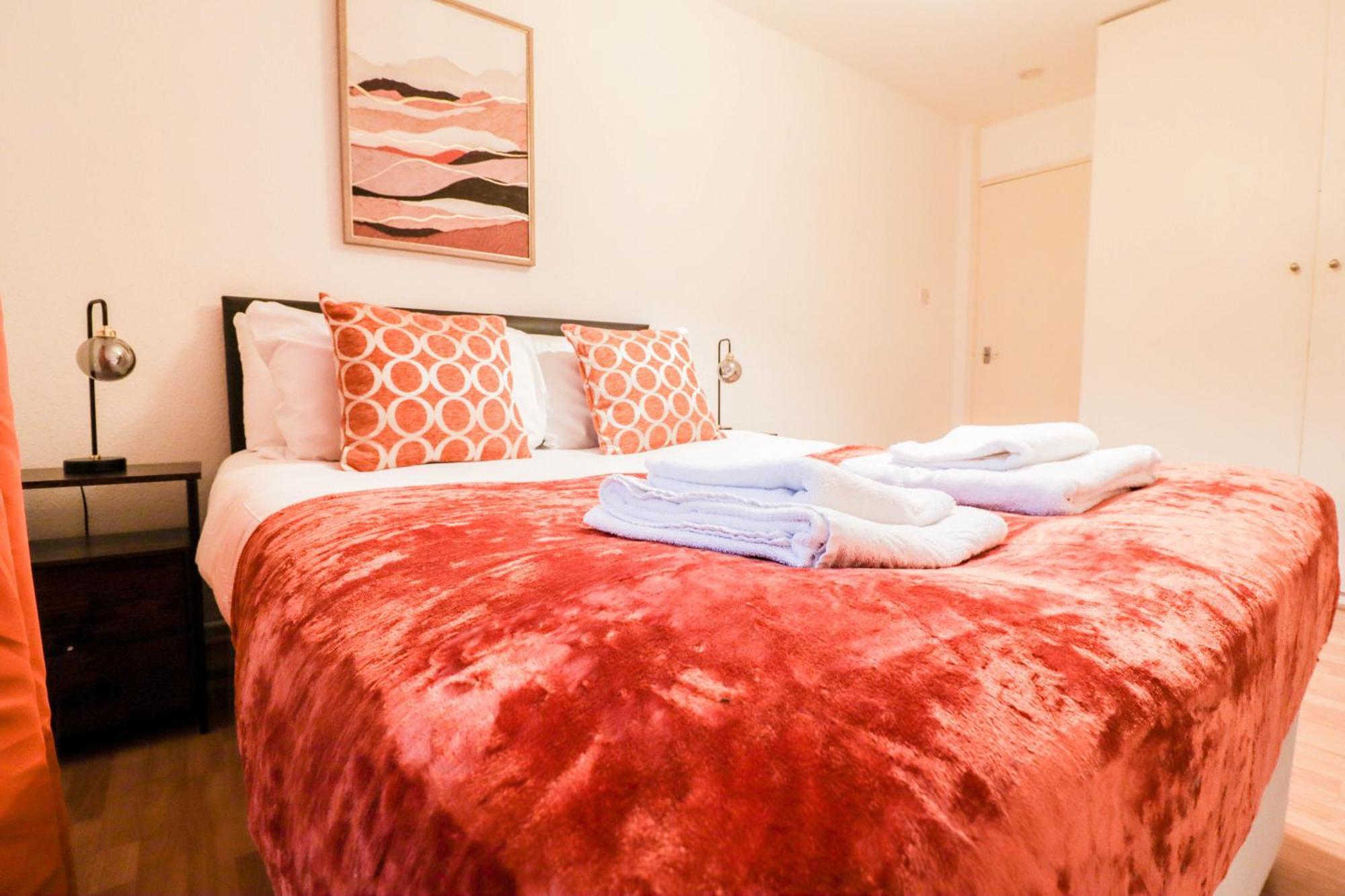 Well-Presented 3-Bedroom Flat! Great Location! * London