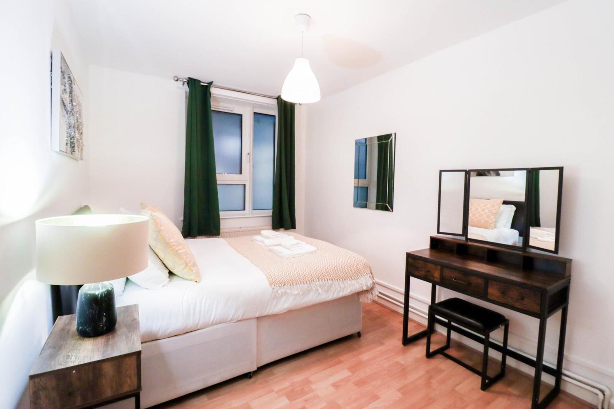 Apartment Well-Presented 3-Bedroom Flat! Great Location! *