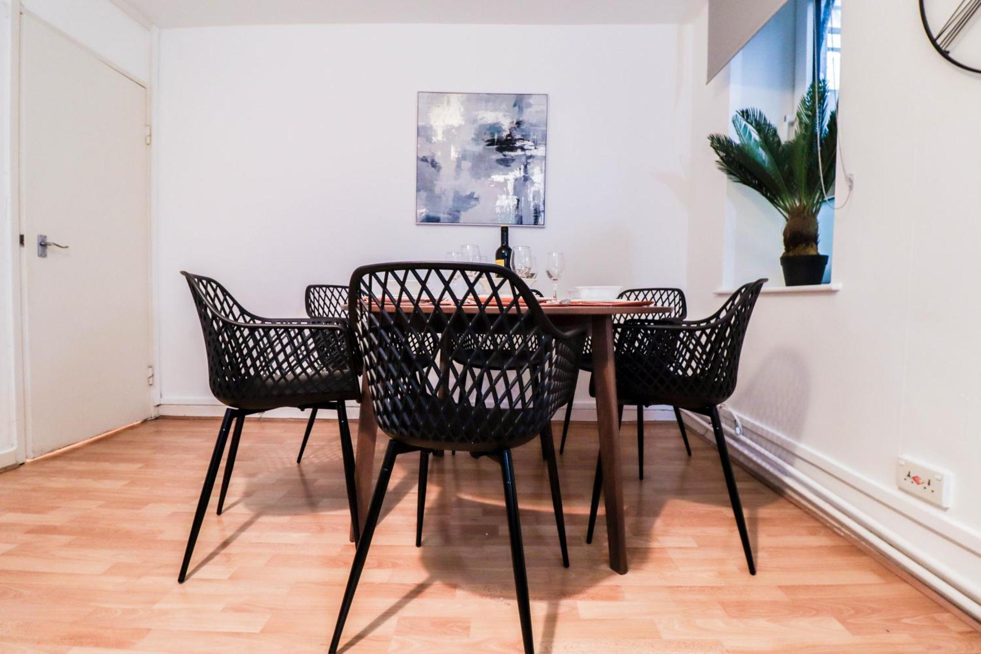 Well-Presented 3-Bedroom Flat! Great Location! Apartment