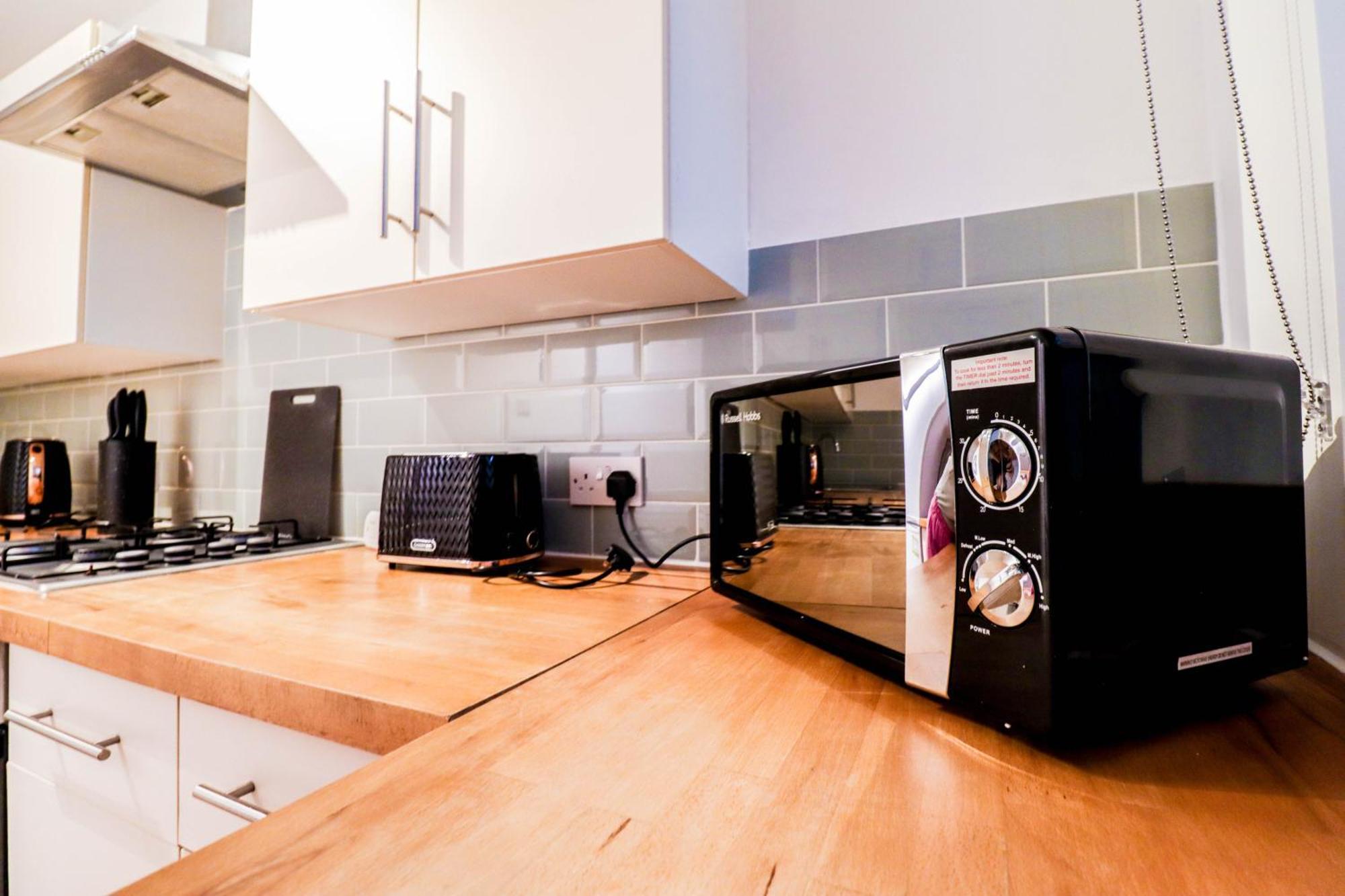 Apartment Well-Presented 3-Bedroom Flat! Great Location!