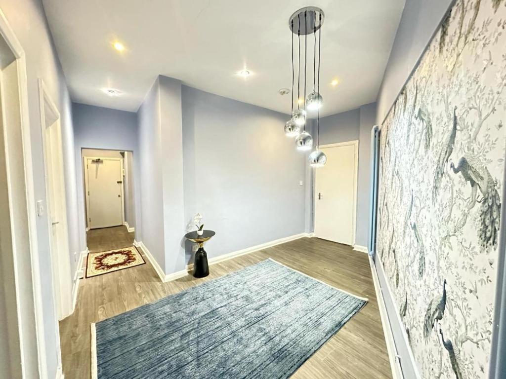 Beautiful Near Central Apartment *