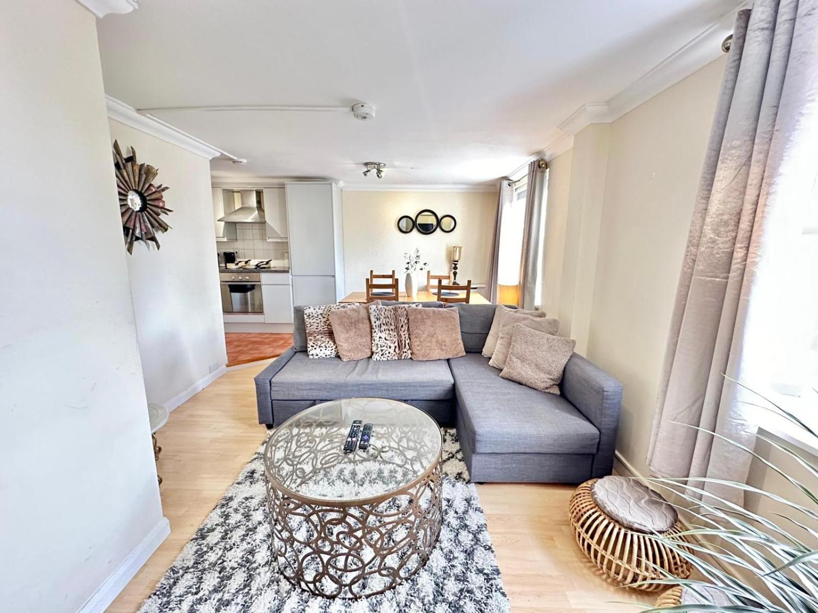 Beautiful Family Near * London