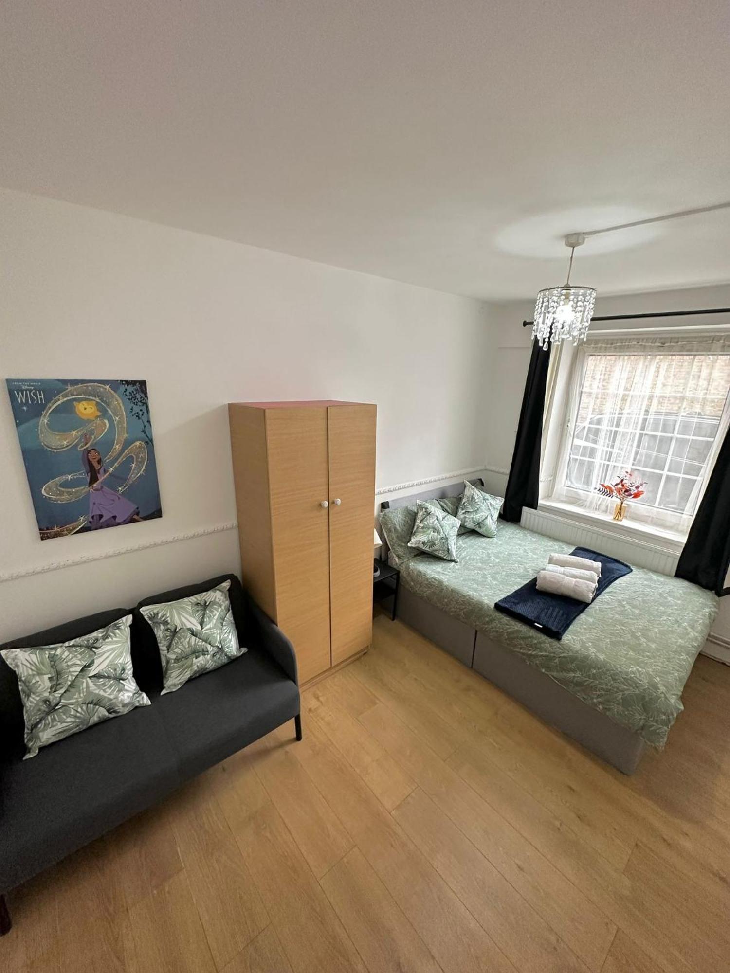 Lovely Spacious 2 Bedroom Flat In Bethnal Green, 3mins Away From Station Apartment *