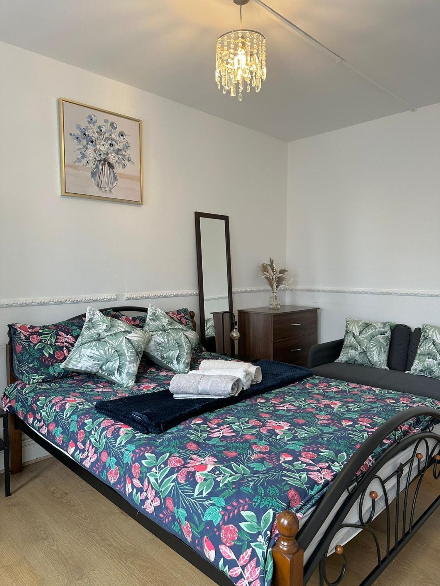 Lovely Spacious 2 Bedroom Flat In Bethnal Green, 3mins Away From Station Apartment London