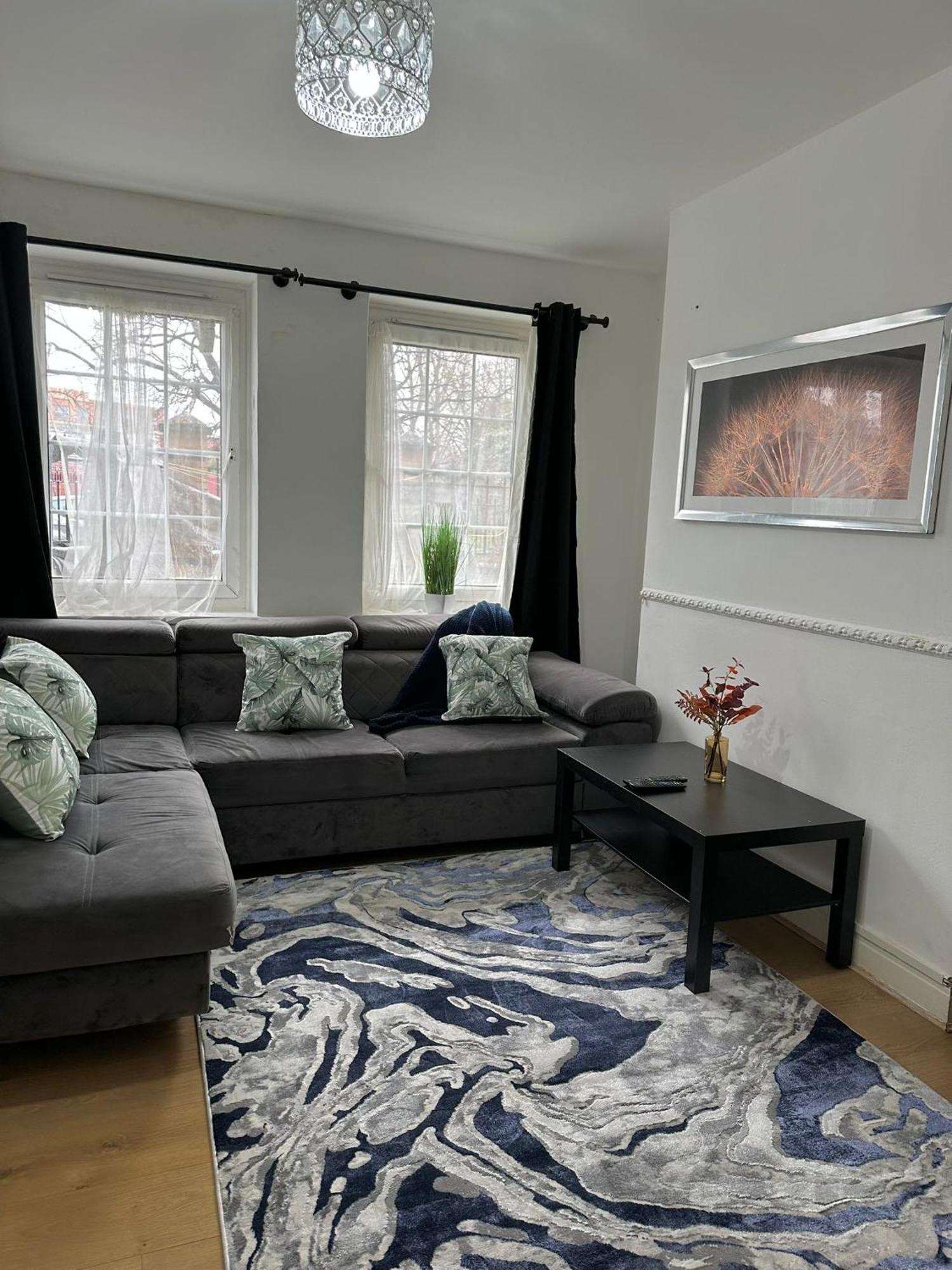 Lovely Spacious 2 Bedroom Flat In Bethnal Green, 3mins Away From Station Apartment *