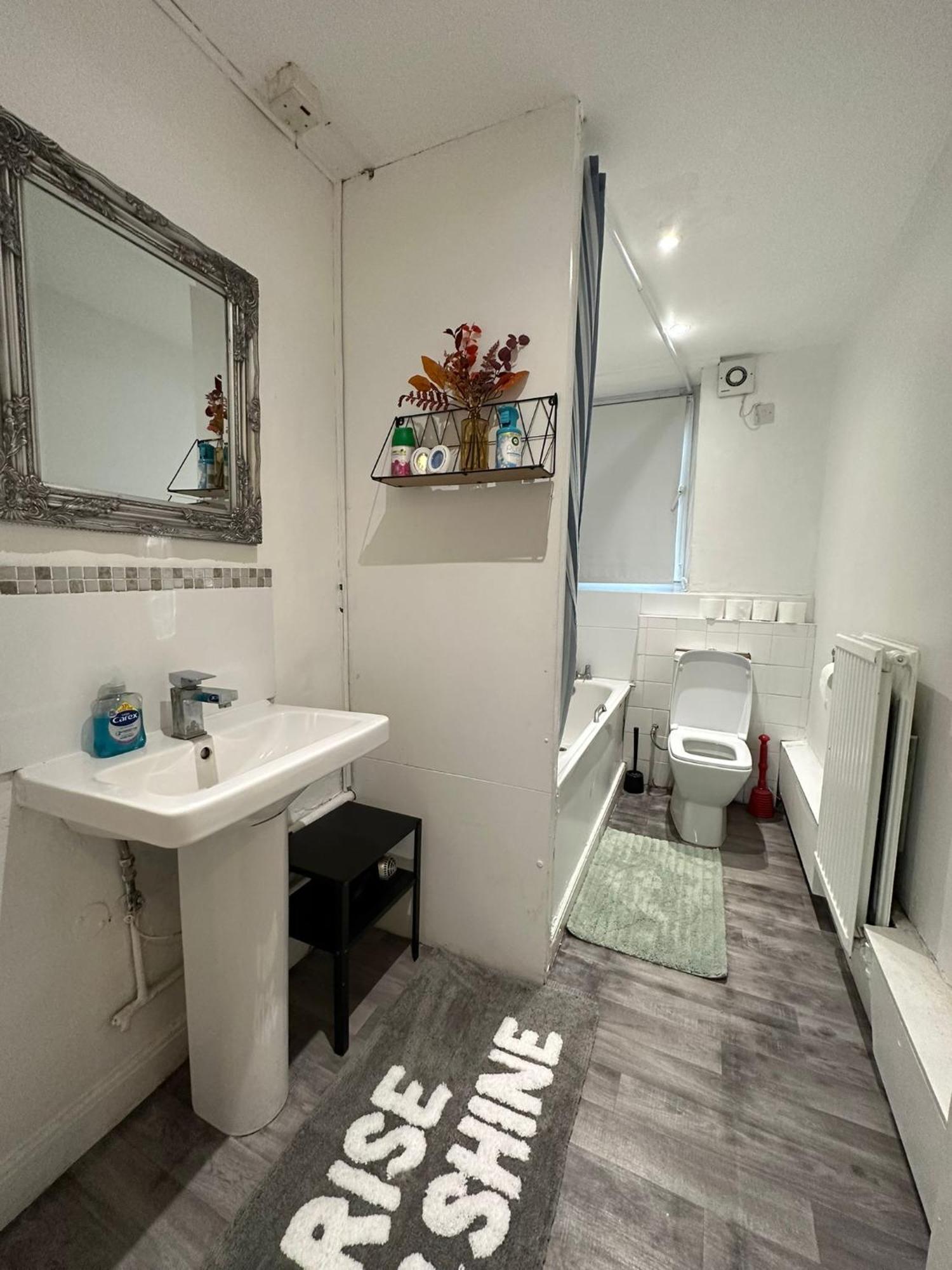 Lovely Spacious 2 Bedroom Flat In Bethnal Green, 3mins Away From Station Apartment