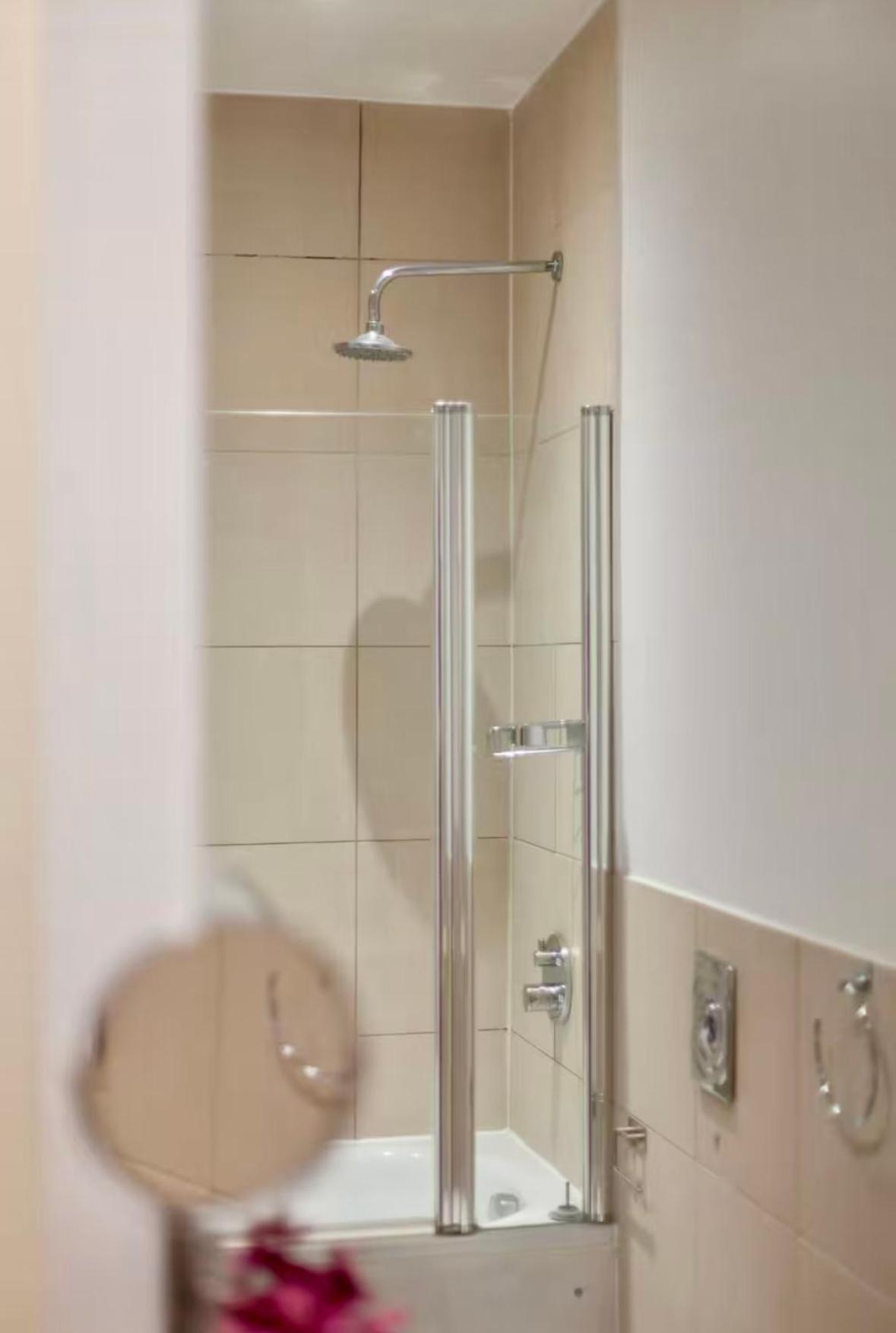 Luxury 2 Bedroom House Near Mayfair - Prime Location Homestay *