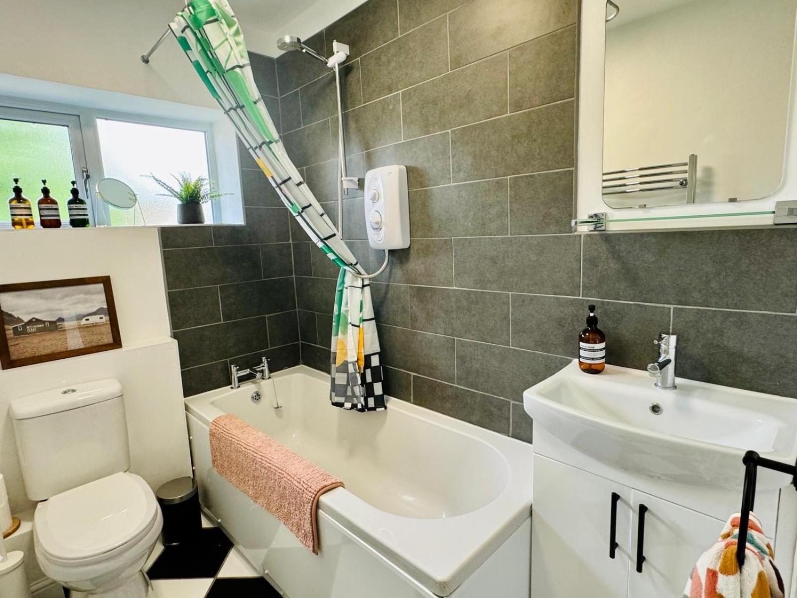 Modern Flat At Selden House * London