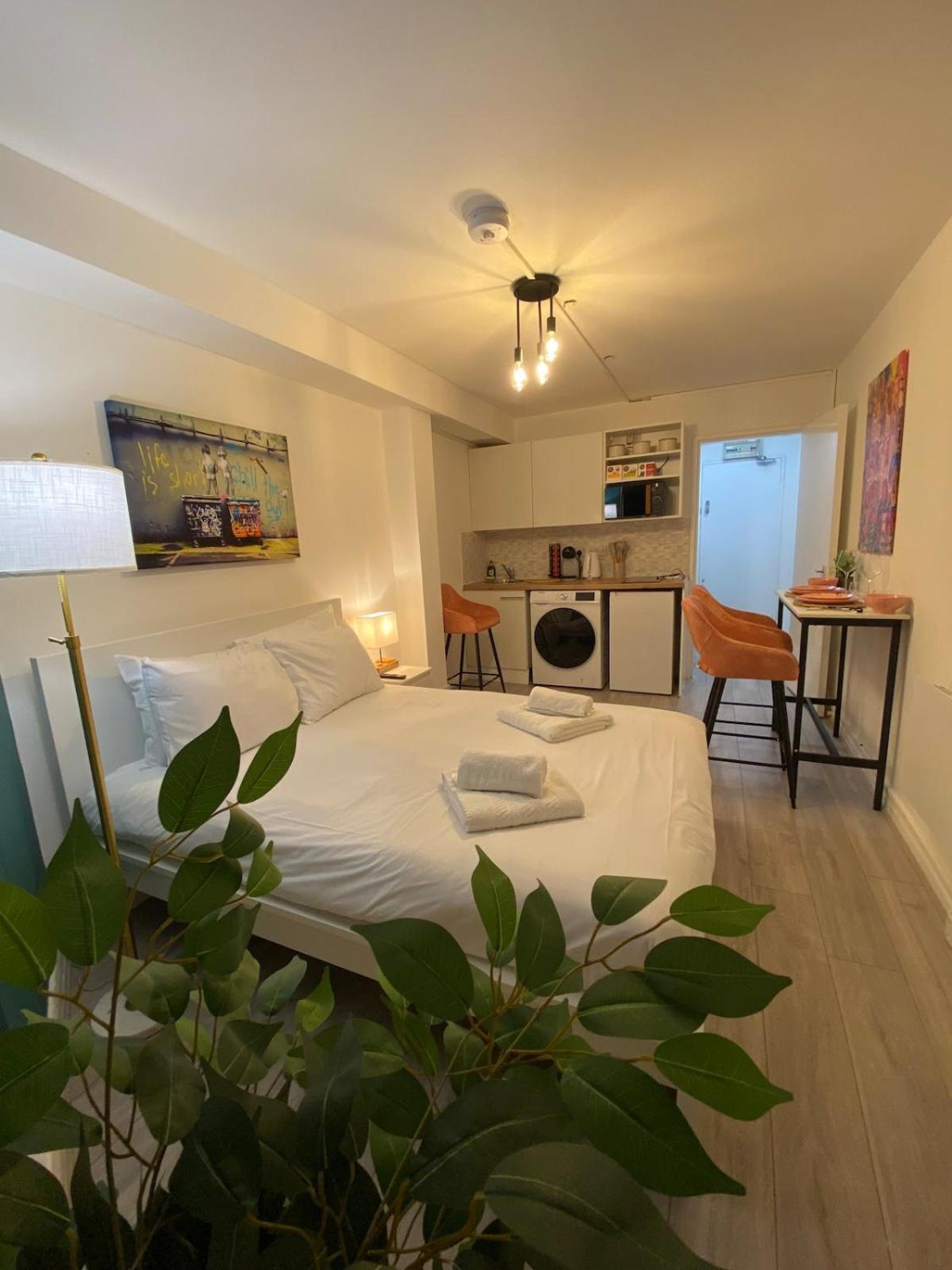 Cityscape Apartment *