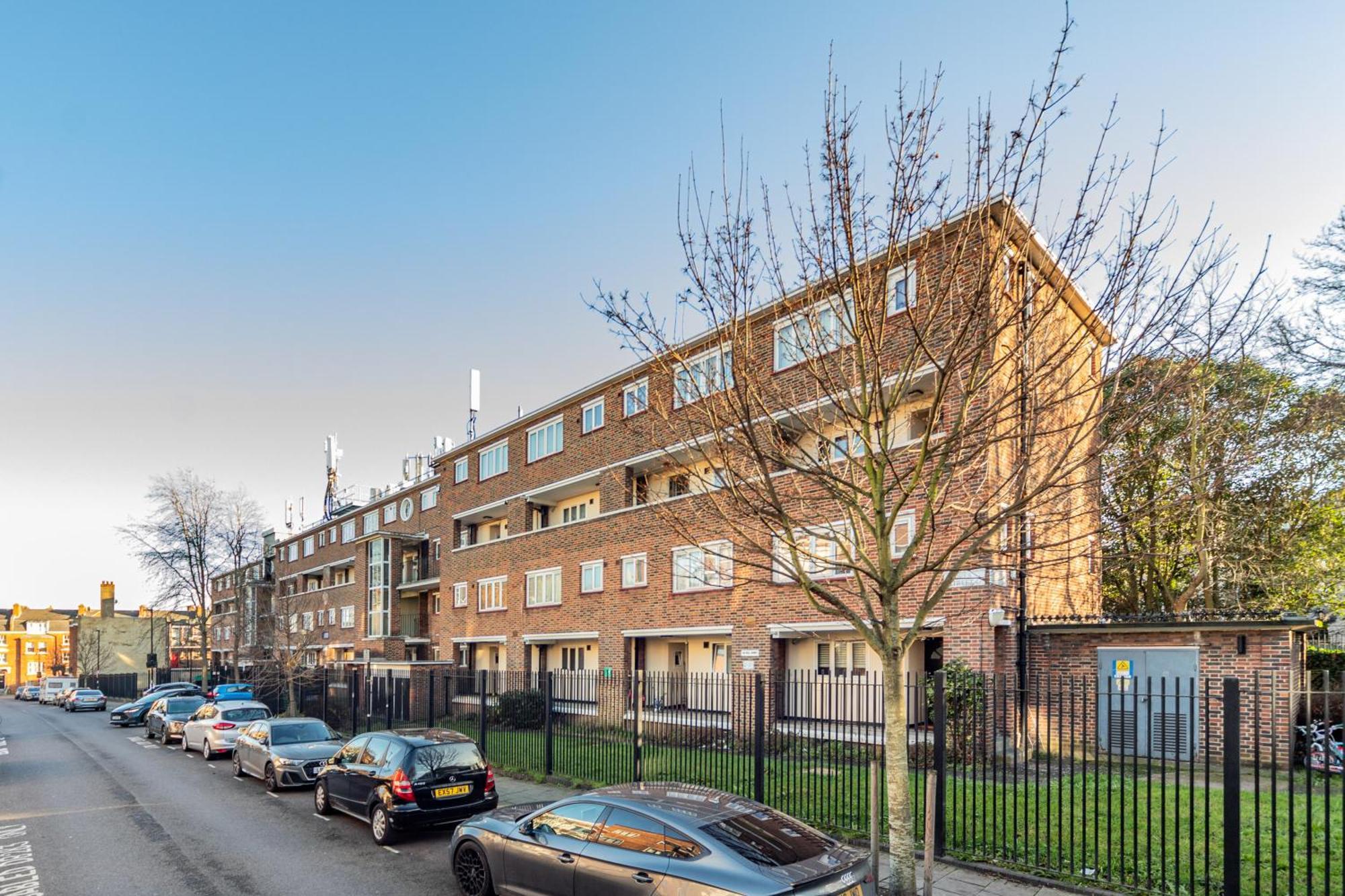 3 Bedroom Flat In Greater London
