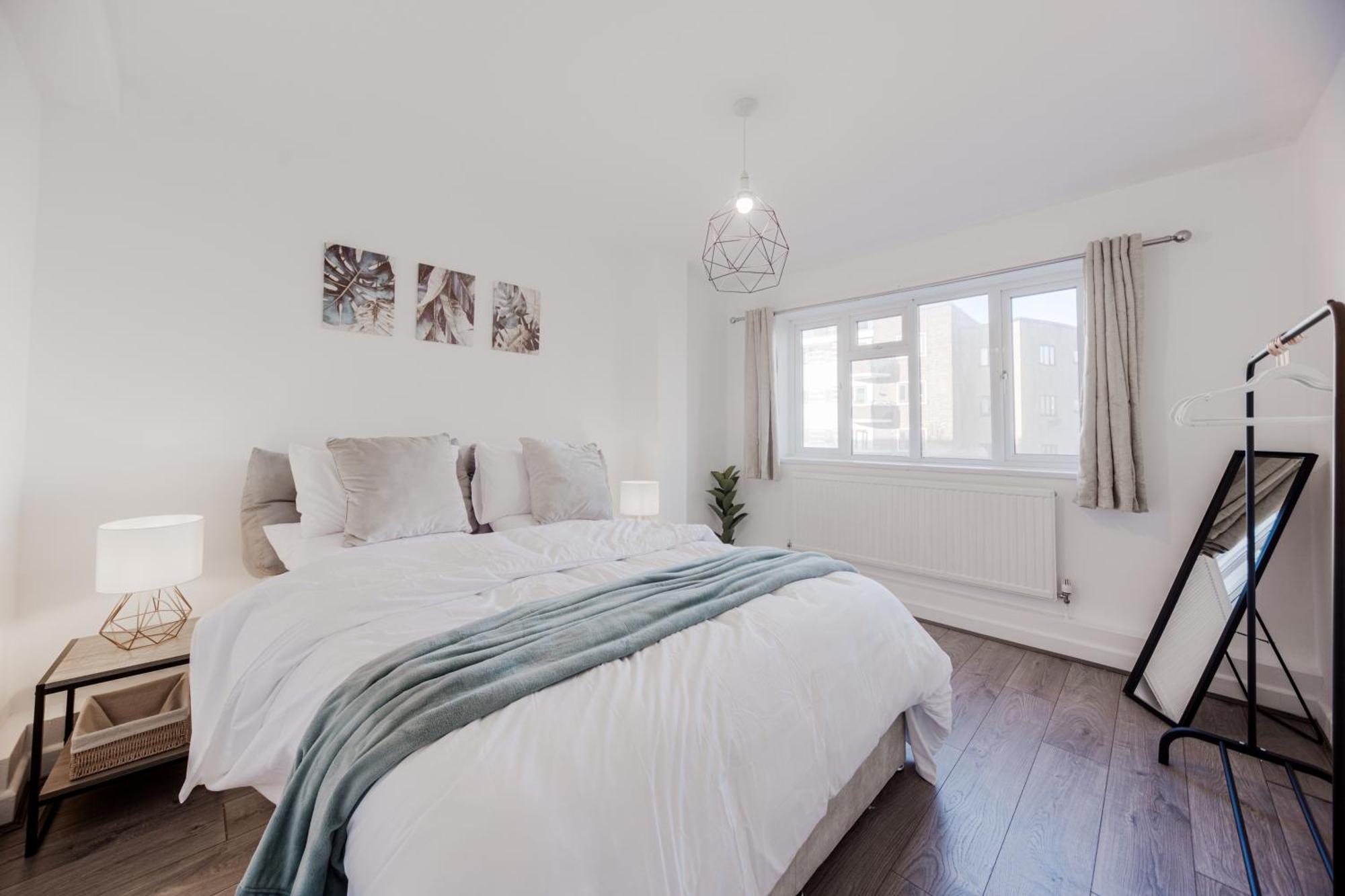 3 Bedroom Flat In Greater * London