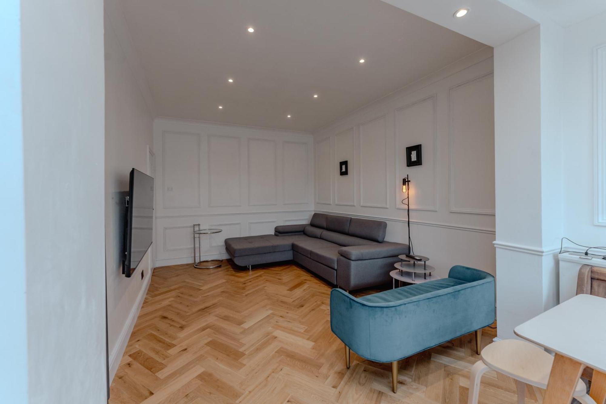 Wembley Lovely 6 Bed House Sleeps Up To 14 Holiday home *