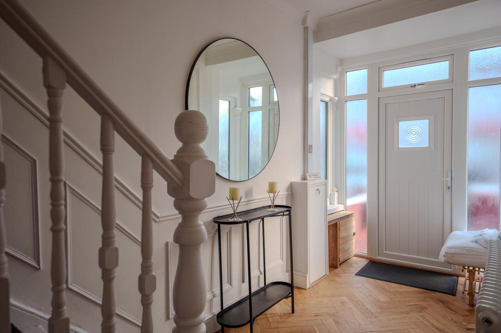 Wembley Lovely 6 Bed House Sleeps Up To 14 Holiday home *