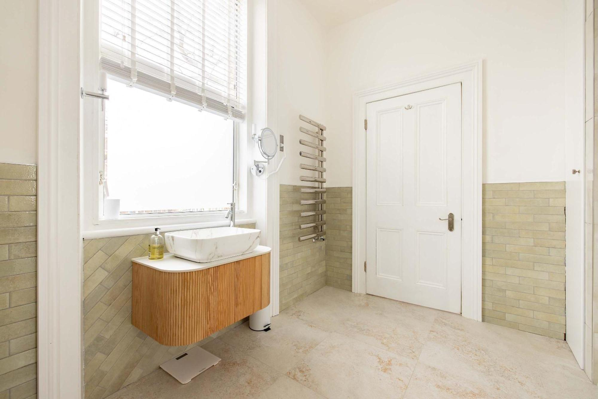 Light-filled 2-bedroom Chelsea *