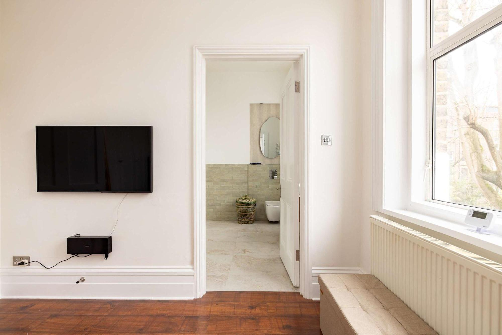 Light-filled 2-bedroom Chelsea Apartment