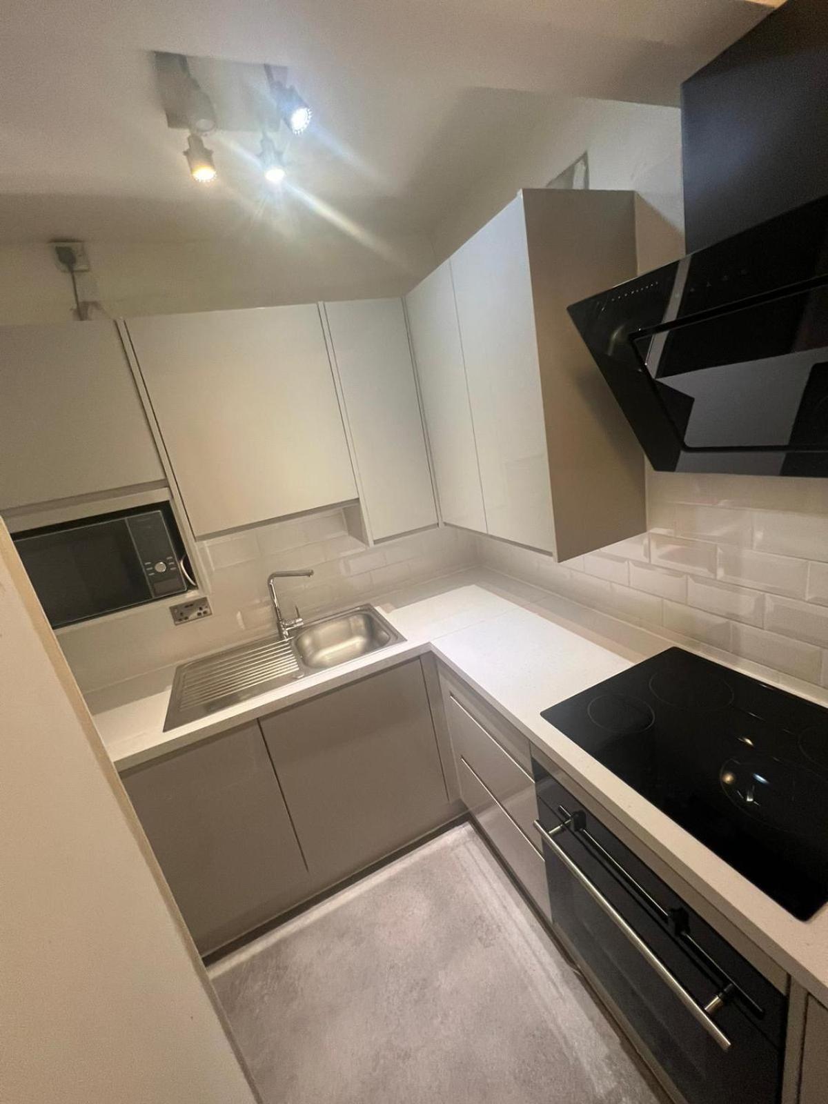 Gorgeous First Floor Near Station Apartment London