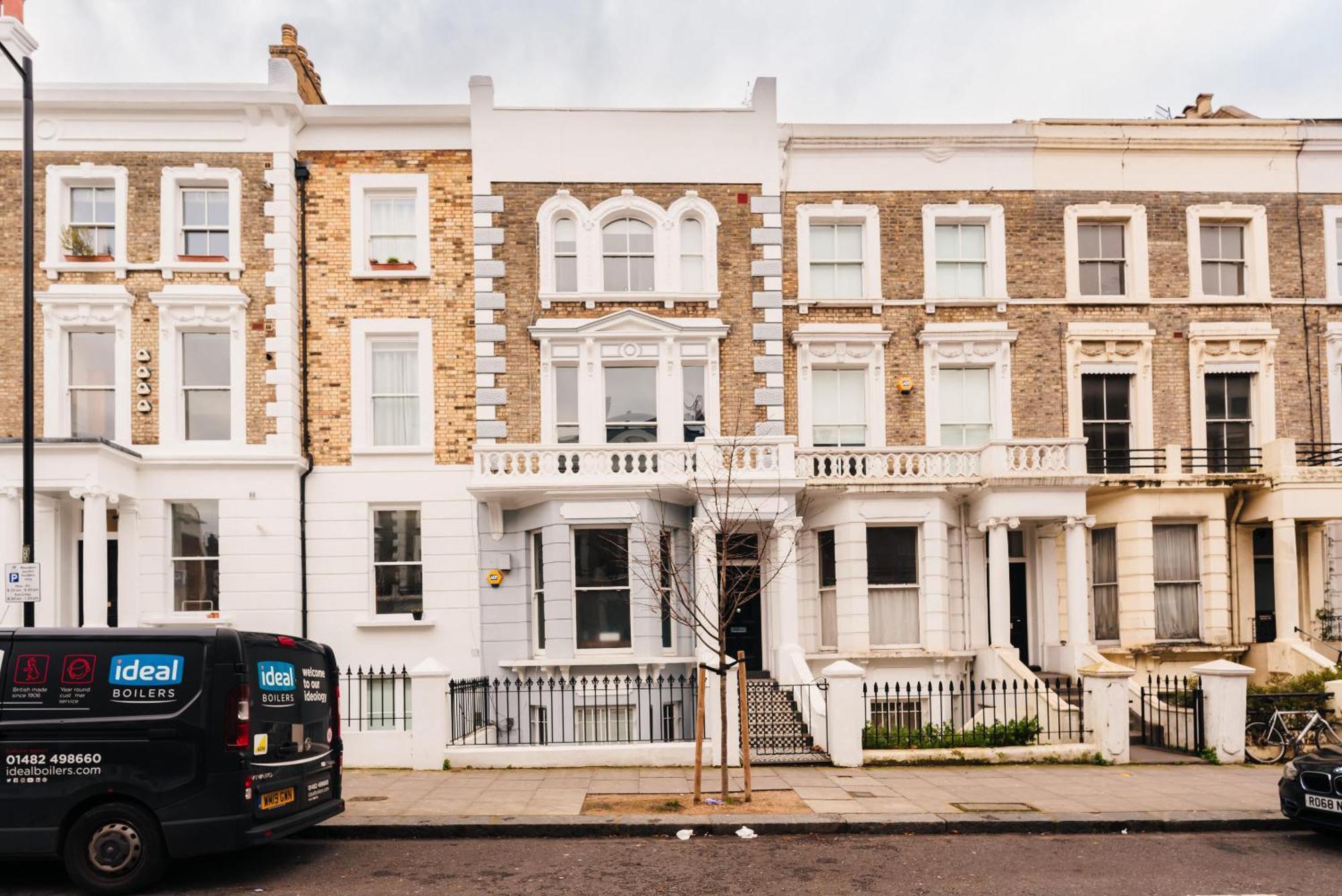 2 Bed Portobello Rd - Moments From Tube! Ferienhaus London