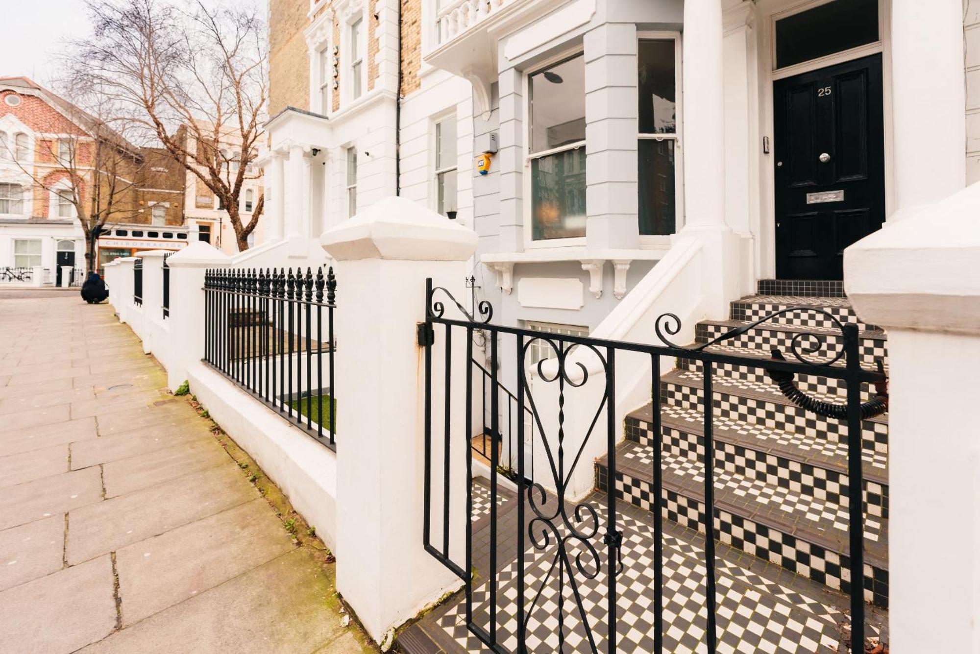2 Bed Portobello Rd - Moments From Tube! Holiday home London