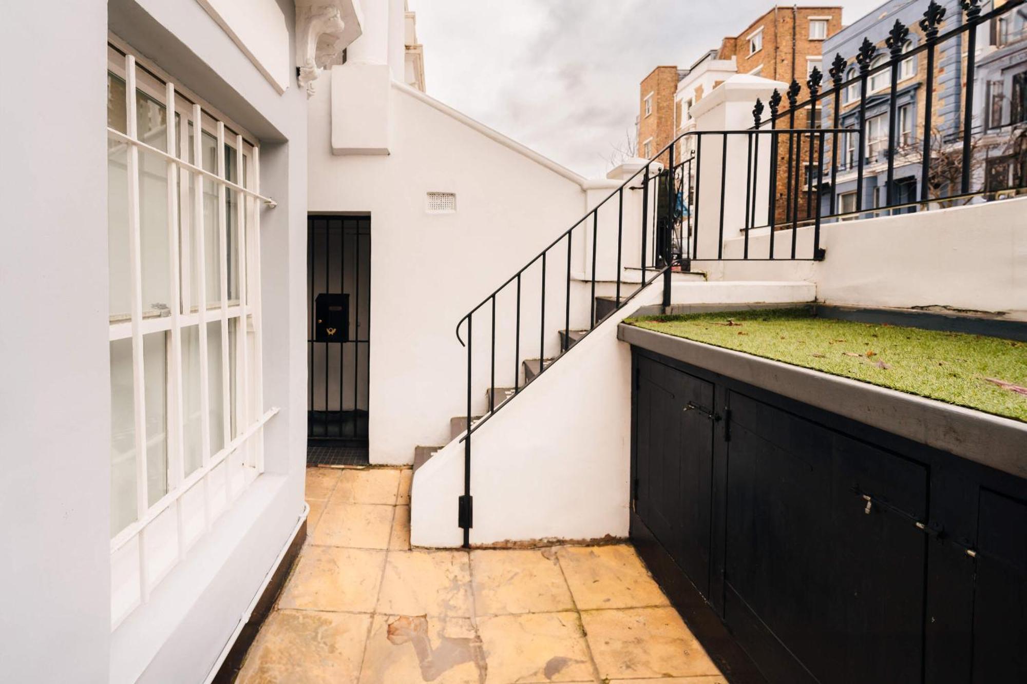 2 Bed Portobello Rd - Moments From Tube! Holiday home London