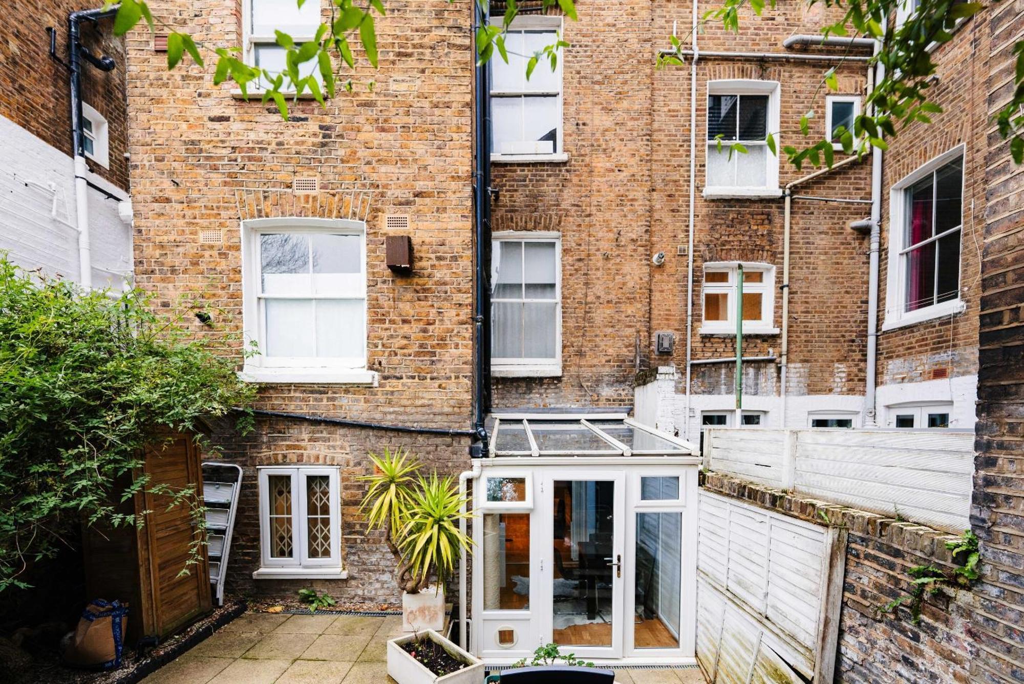 2 Bed Portobello Rd - Moments From Tube! Holiday home London