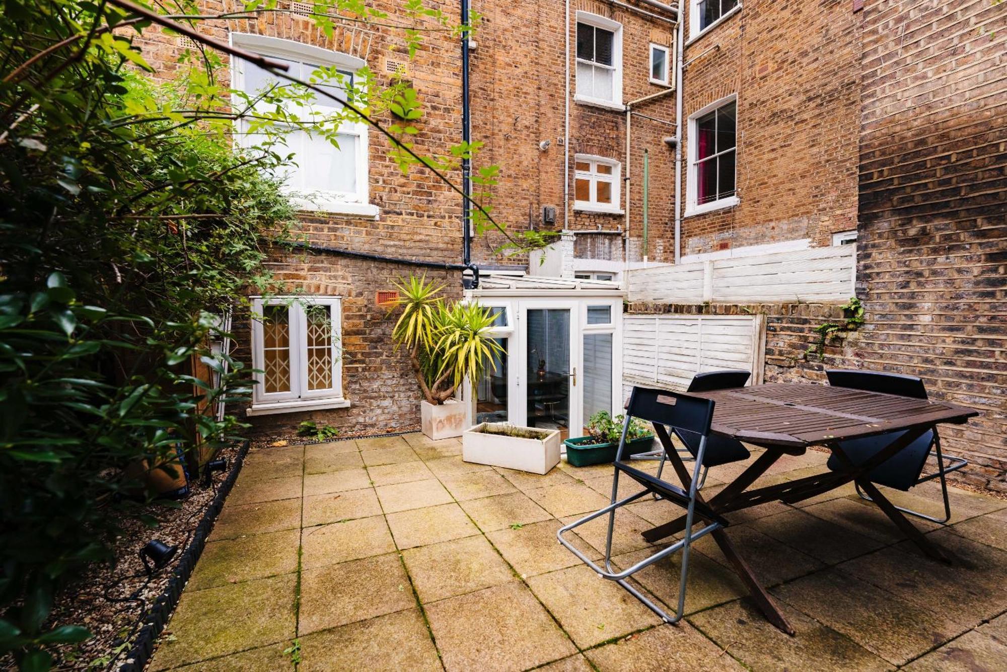 2 Bed Portobello Rd - Moments From Tube! Holiday home London