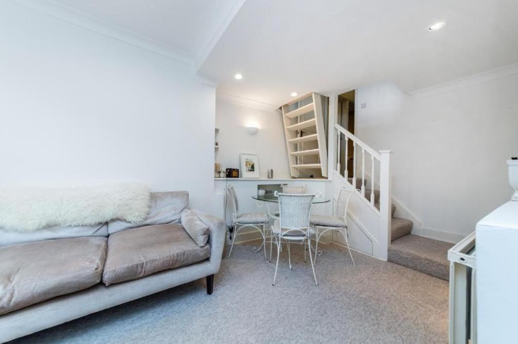 Stylish 2-bed In West - Extended Apartment London