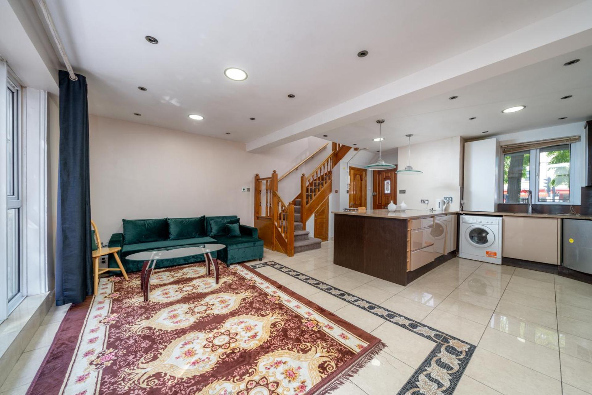 Beautiful 3 Bedroom Maisonette Apartment *