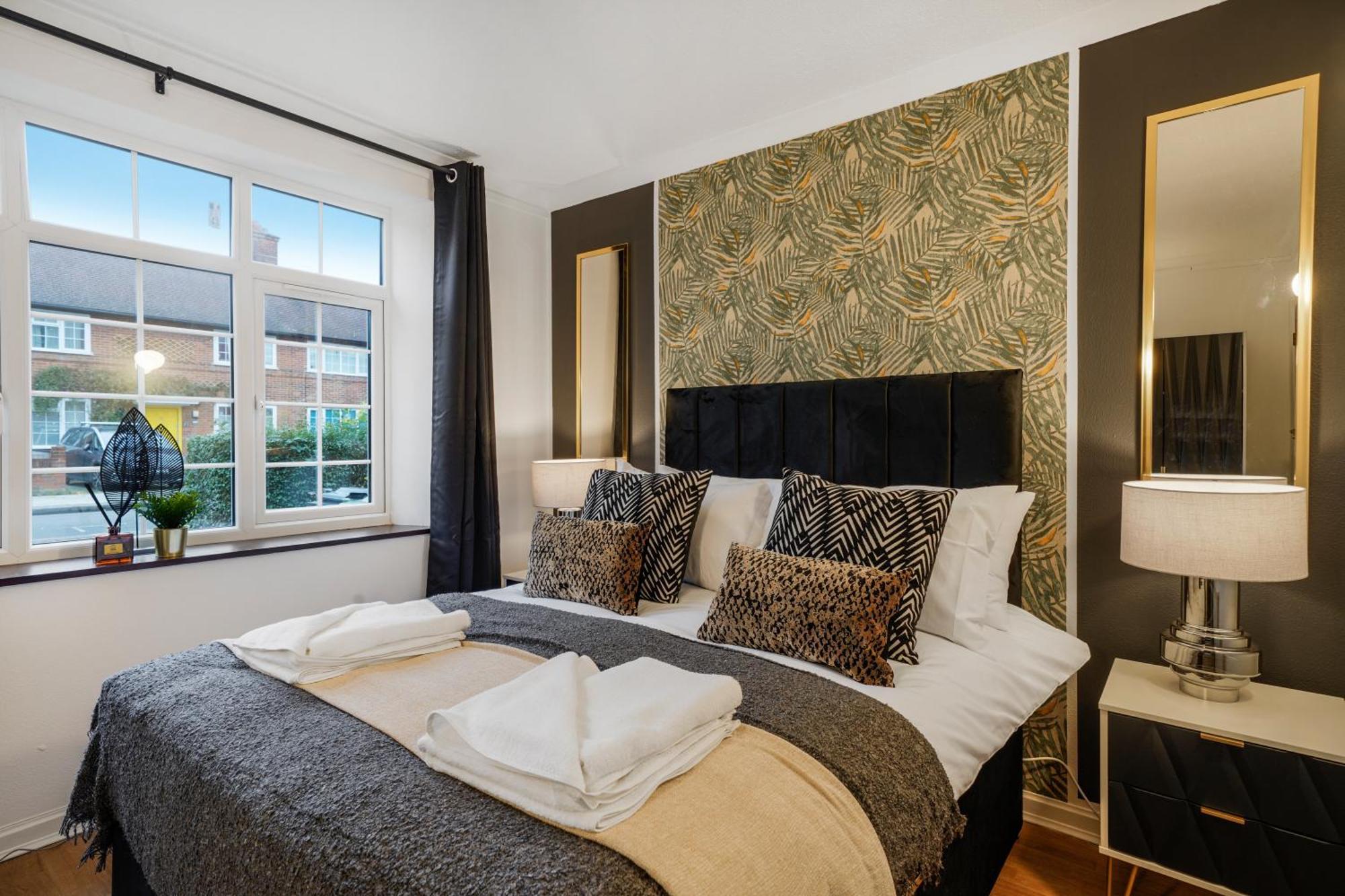 Boutique Shepherds Bush Abode-Garden-Sleeps 12