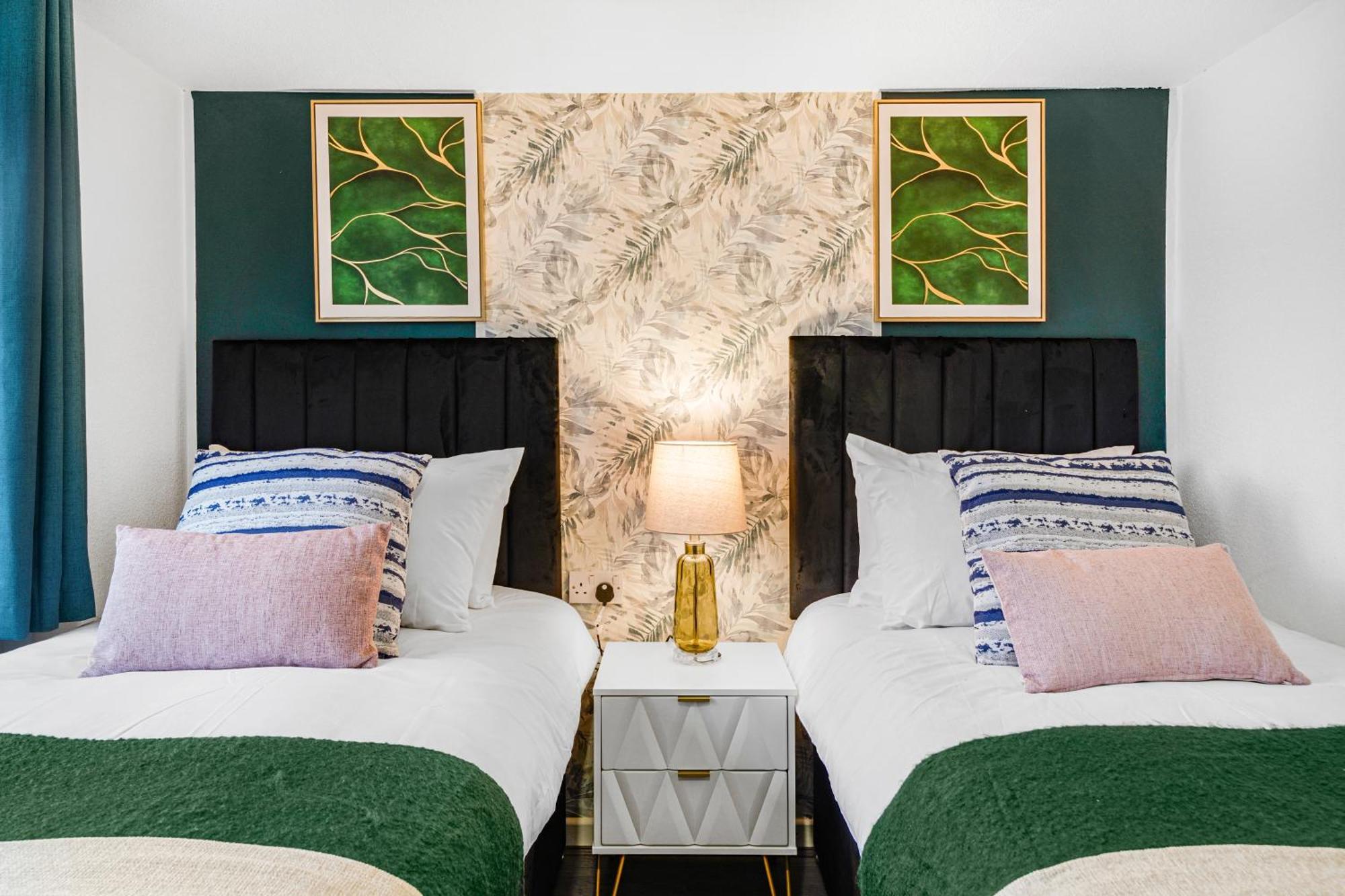 Boutique Shepherds Bush Abode-Garden-Sleeps 12