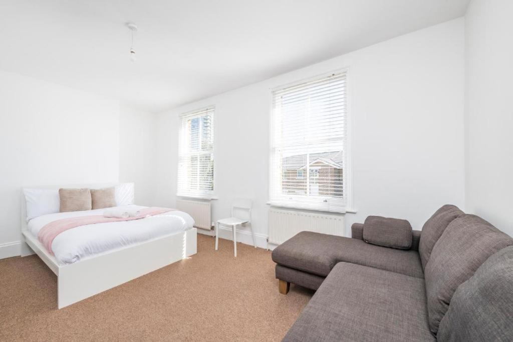 Luxury 4 Bedroom Flat With Stunning Shard View From Terrace In London! Next To Station, Sleeps 9 Apartment