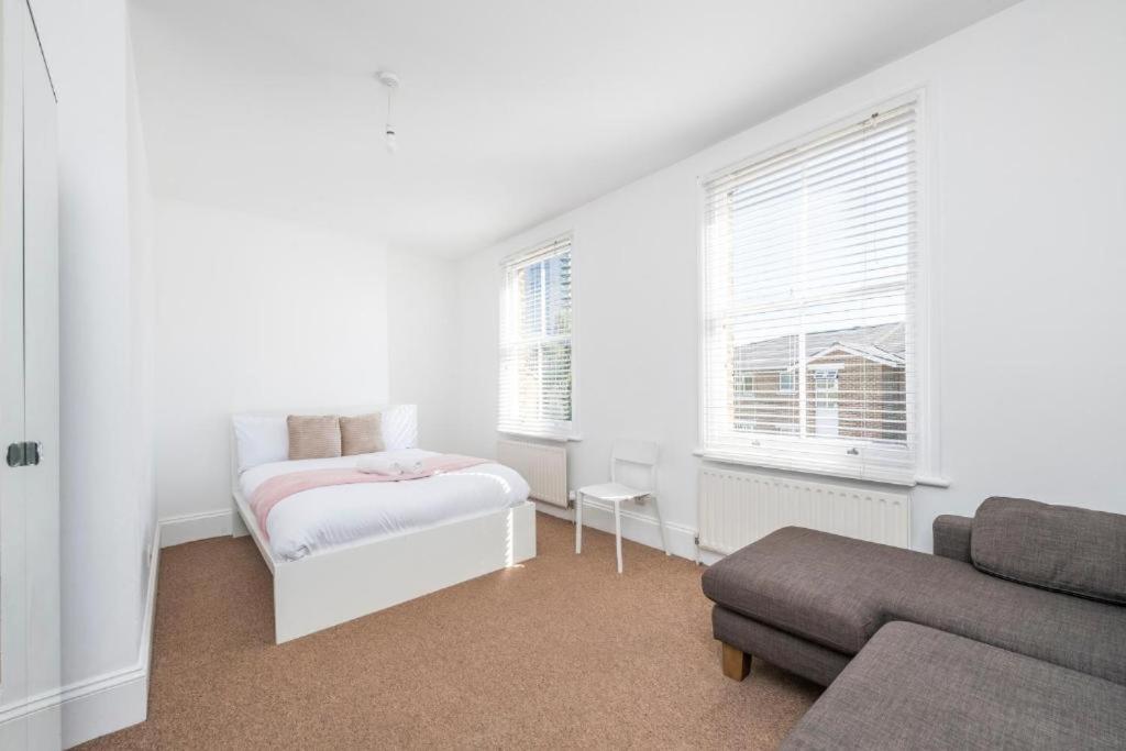 Apartment Luxury 4 Bedroom Flat With Stunning Shard View From Terrace In London! Next To Station, Sleeps 9 *
