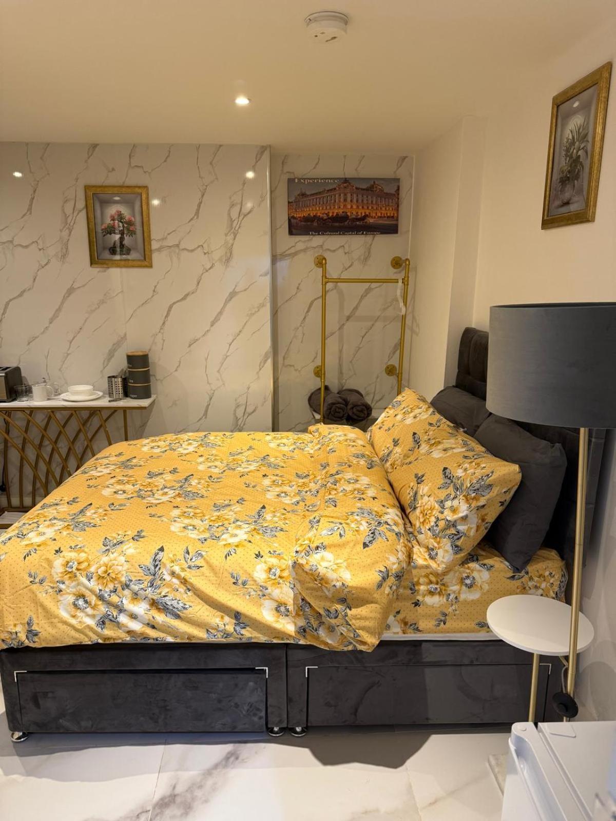 Homestay Luxury In Victoria, 7 Minutes Walk To Victoria Station, 1 *