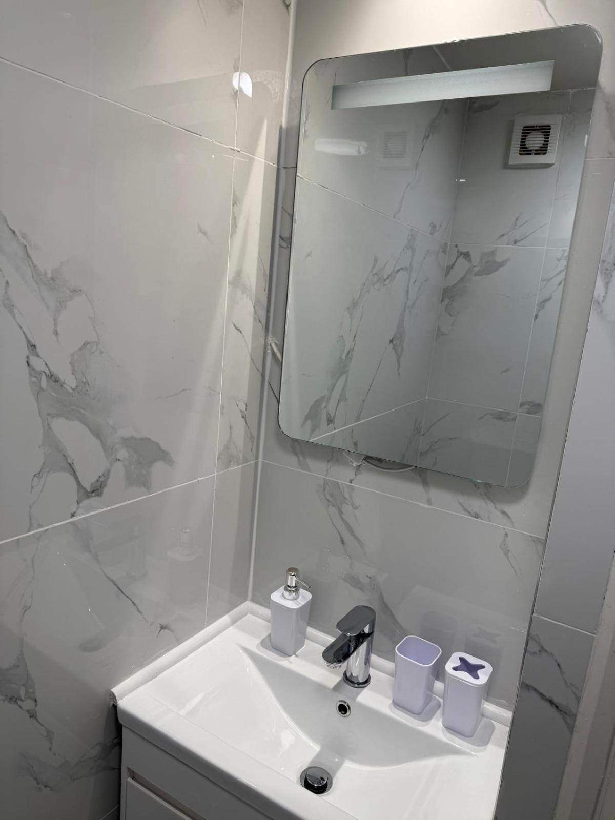 Luxury In Victoria, 7 Minutes Walk To Victoria Station, 1 Homestay *