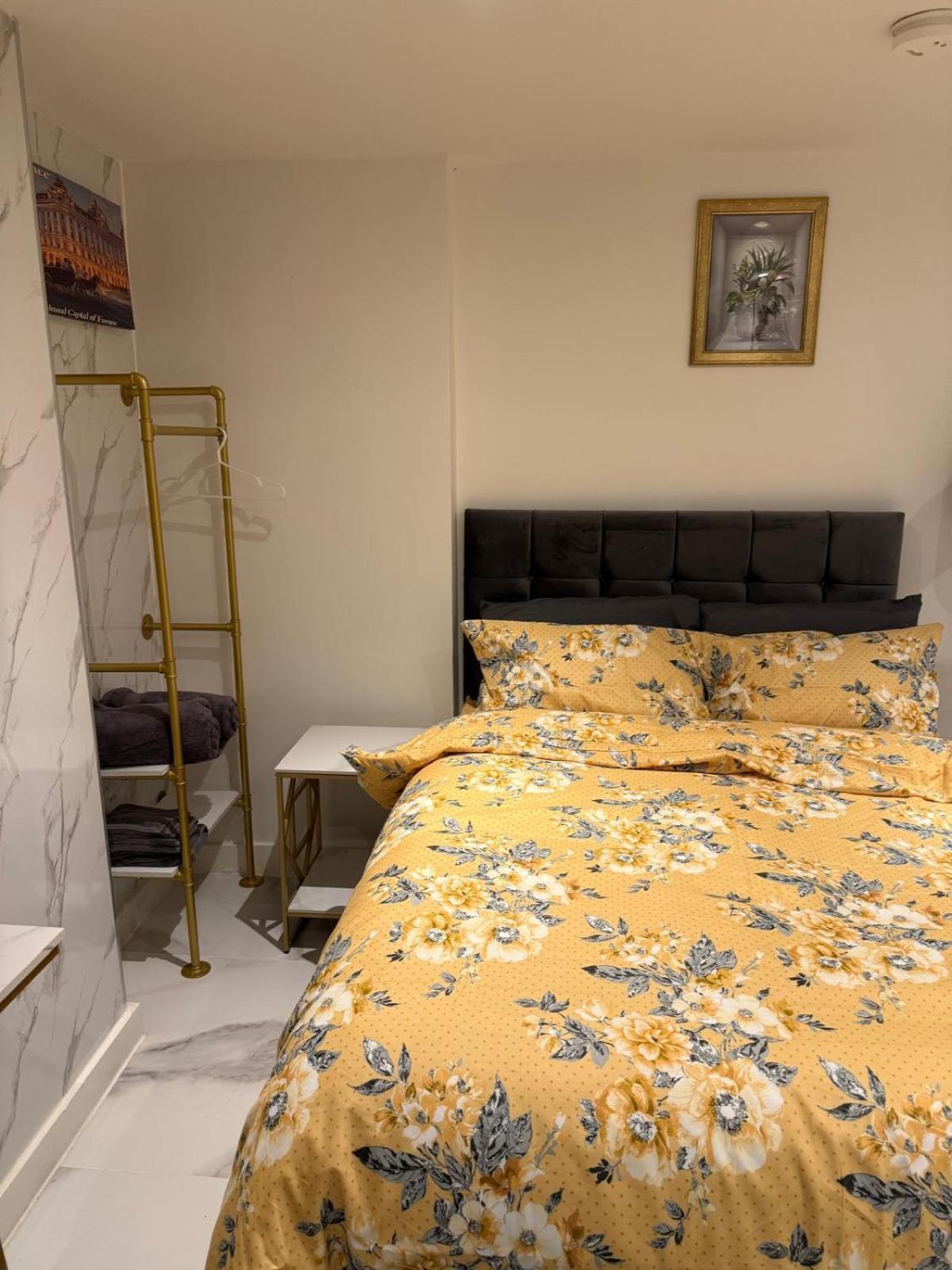 Homestay Luxury In Victoria, 7 Minutes Walk To Victoria Station, 1