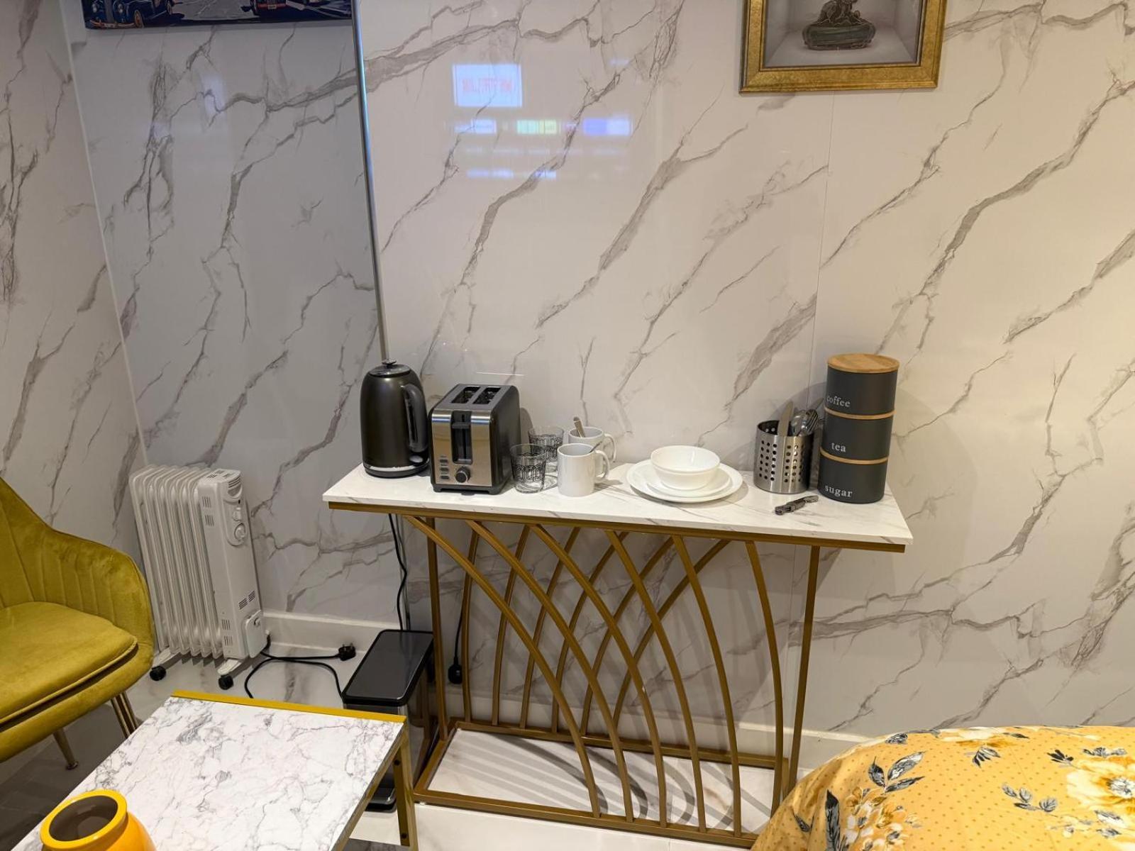 Homestay Luxury In Victoria, 7 Minutes Walk To Victoria Station, 1