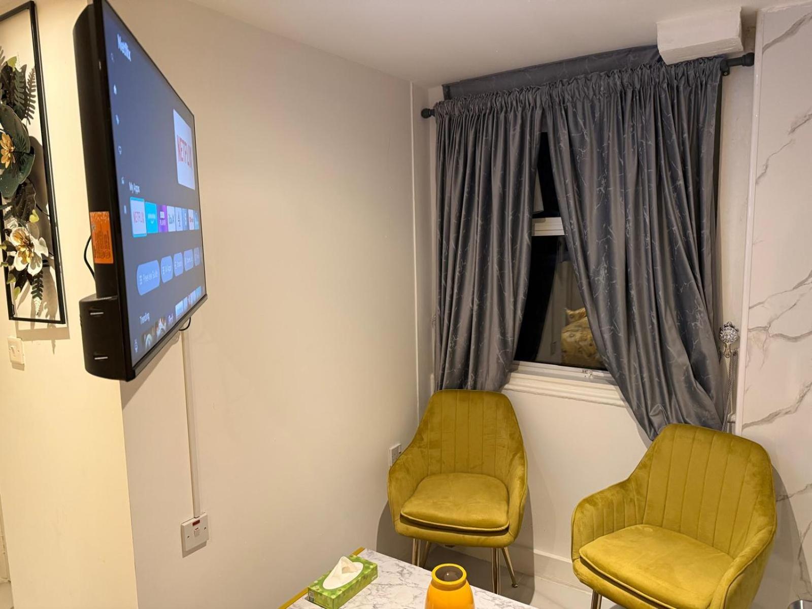 Homestay Luxury In Victoria, 7 Minutes Walk To Victoria Station, 1