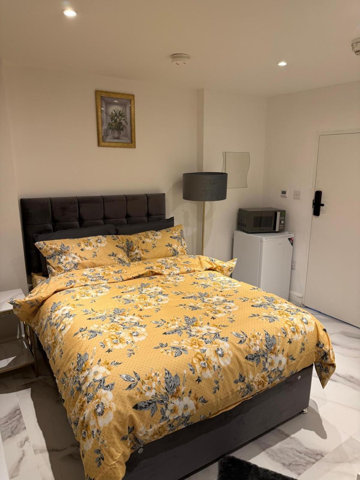 Luxury In Victoria, 7 Minutes Walk To Victoria Station, 1 Homestay *