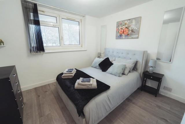 1 Bed-park View-balcony-wifi-pet Friendly * London