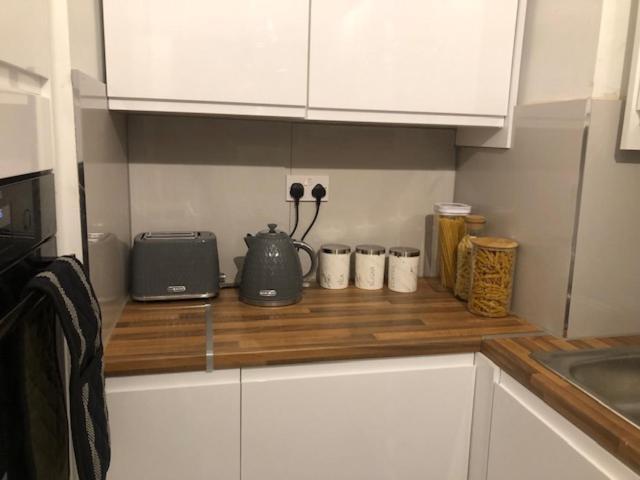 1 Bed-park View-balcony-wifi-pet Friendly London