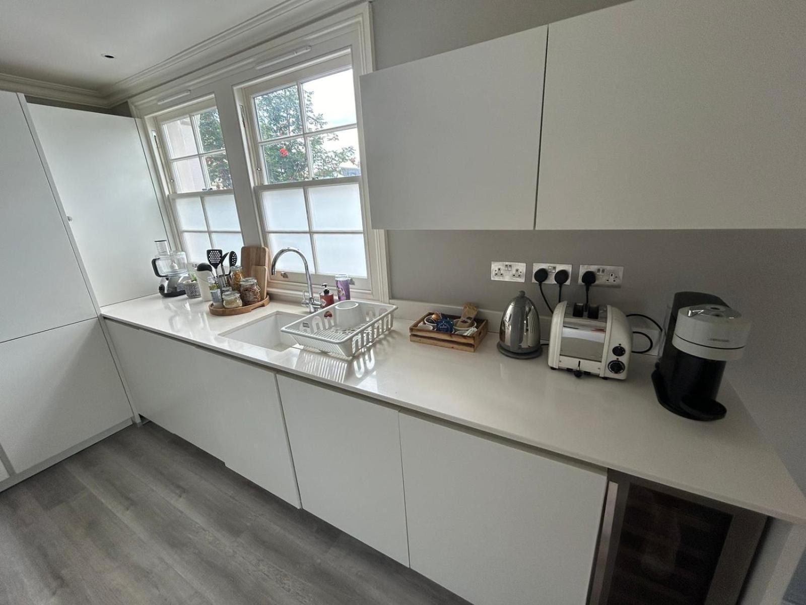 Beautiful And Spacious 2 Bed, 2 Bath Bordering Fulham And Chelsea - Entire With Private Entrance * London