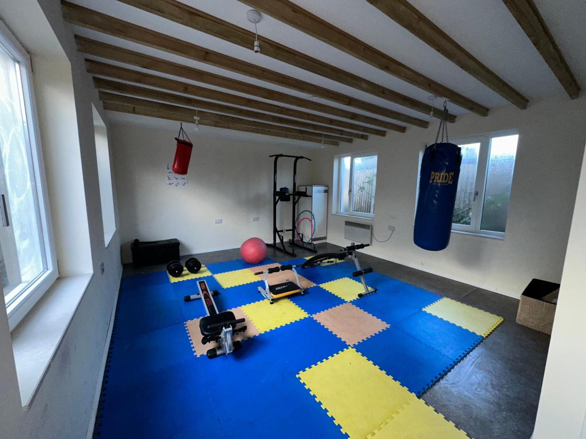 North A Spacious 7 Bedroom House Accommodating Up To 18 People Complete With Own Gym And Table Tennis