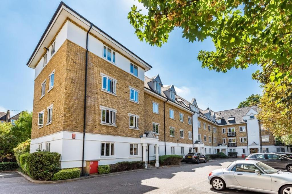 Apartment Luxurious 2 Bed 2 Bath With Parking In Blackheath, London