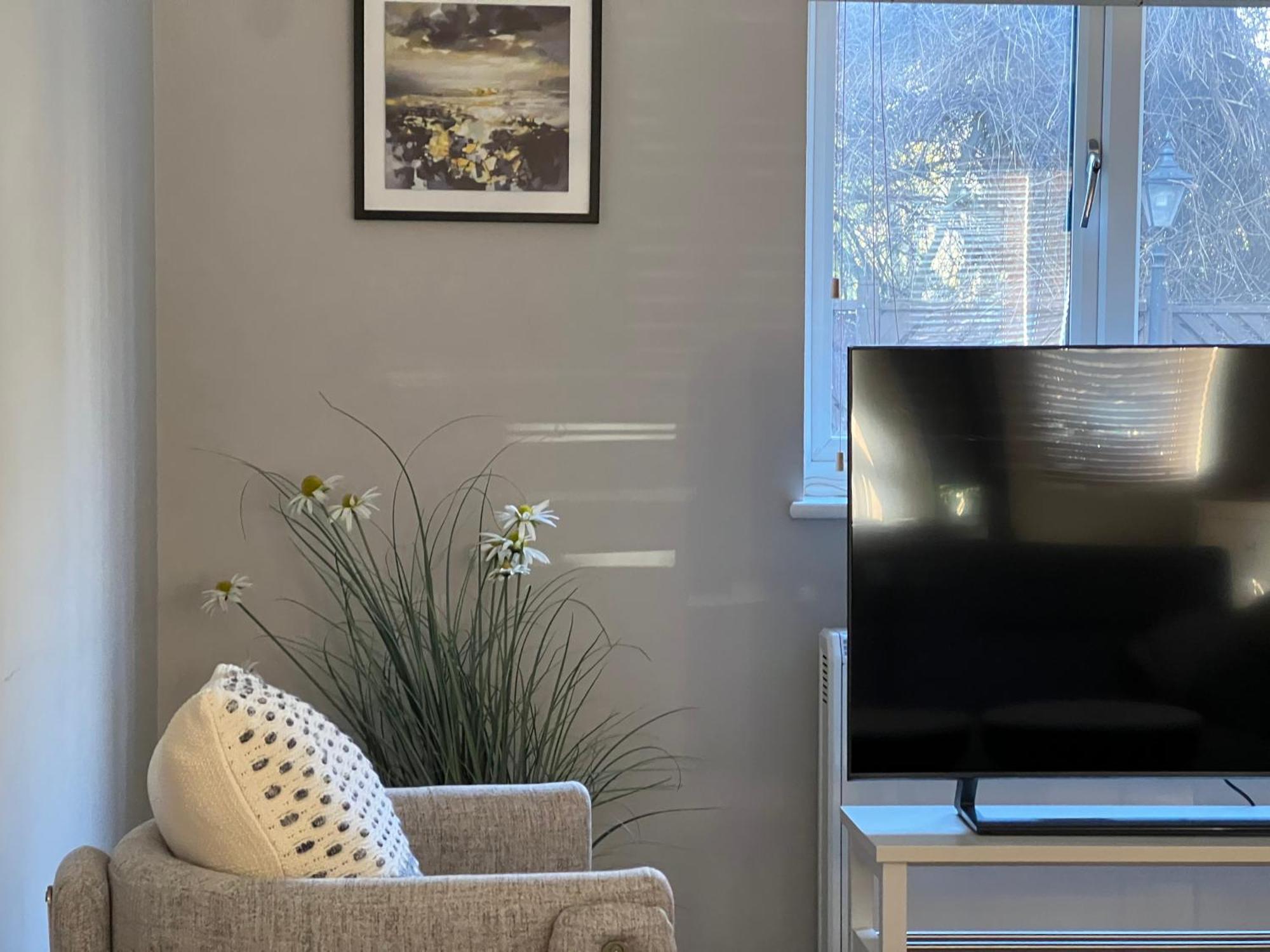 Luxurious 2 Bed 2 Bath With Parking In Blackheath, * London