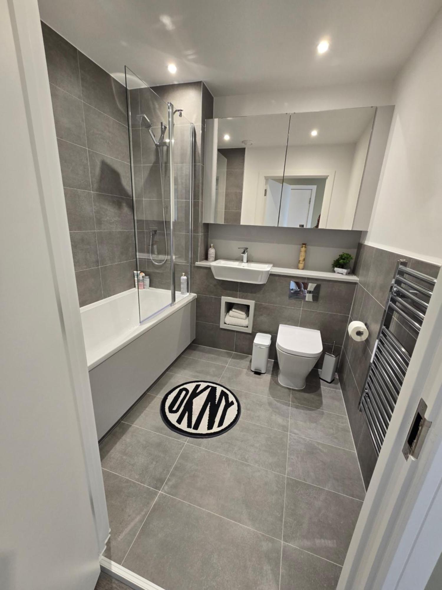 Apartment Luxury One Bedroom Flat With Balcony